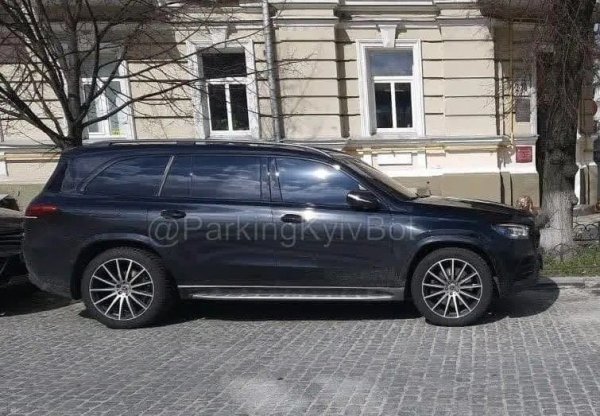 Възходът на боксьора продължава, а победите му на ринга увеличават и приходите му. Усик определено харесва големите и луксозни SUV, като това се вижда и от следващата му покупка - Mercedes-Benz GLS. Тази кола влиза в гаража на украинеца през 2019 и все още е там. Това стана ясно миналата година, когато се появиха снимки как „паяк“ в Киев вдига колата заради неправилно паркиране. По-късно стана ясно, че автомобилът е бил управляван от жената на Усик.