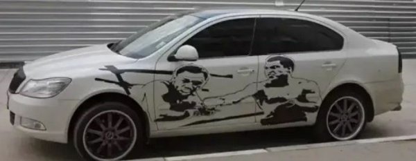 А първият личен автомобил на спортиста е Skoda Octavia A5. Украинецът го украсява с образа на легендата в бокса Мохамед Али, който е и кумирът на Усик. Малко по-късно обаче чешкият седан е заменен с Mercedes-Benz W140.