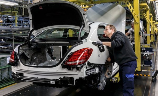 Една от целите на Калениус и на финансовия директор Харалд Вилхелм беше значително намаляване на разходите за развитие на компанията до 2025 г., но в момента Mercedes е далеч от постигането на това. По-специално, разходите за неговата вътрешна операционна система MB.OS и новите платформи като MMA или MB.EA за следващата вълна електрически превозни средства поглъщат допълнителни милиарди.

В последните си тримесечни отчети Mercedes отчете инвестиции в изследвания, които са значително по-високи от данните за предходната година. Очаква се те да достигнат общо около 10 милиарда евро през 2023 г. През 2022 г. цифрата беше 8,5 милиарда евро.

Инвестиционните разходи нарастват, въпреки че шефът на разработката Маркус Шефер вече е намалил значително сложността на продуктовото портфолио. В него ще има само четири вместо седем модела в следващото поколение компактни автомобили на платформата MMA, като A- и B-Class постепенно ще бъдат премахнати.

Освен дизелите, от по-ниските класове отпаднаха plug-in хибридите и ръчните трансмисии, а разработката на двигатели за тях е възложена на Geely. Именно сътрудничеството с други производители ще трябва да помогне за намаляване на високите разходи за разработка във фазата на трансформация към електромобилност.