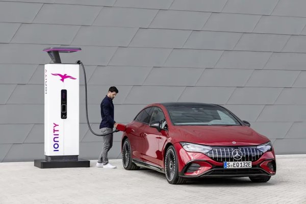 Докато превозните средства на Mercedes с двигатели с вътрешно горене в момента са търсени, нарастването на електрическите автомобили се забавя. Модели като EQS и EQE редовно печелят сравнителни тестове срещу конкуренцията от САЩ или Китай по отношение на технологиите, но все още не са се харесали на клиентите.

Една от причините за това най-вероятно са високите цени - EQE SUV започва от 83 500 евро, докато Maybach EQS SUV се предлага за повече от 200 000 евро и е най-скъпата кола в цялото портфолио на Mercedes. Затова и само по-достъпните превозни средства в компактния клас - като EQA или EQB, в момента постигат значителни продажби.
