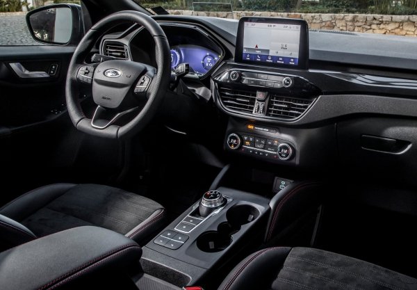 Kuga предлага висока позиция за шофиране, въпреки че пространството на предните седалки е по-малко от това на някои конкуренти. Отзад нещата са по-добре, тъй като там седалките се местят напред-назад и това дава възможност за повече място за краката на пасажерите. Багажникът е добре оформен, без товарен ръб и е с добра форма.
