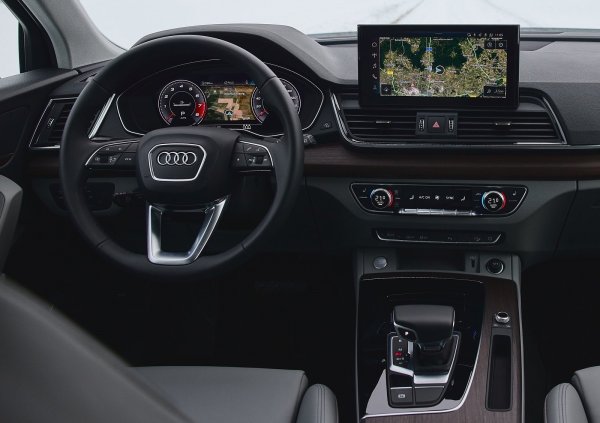 Качеството на возене е добро, но това зависи и от нивото на оборудване. Версията е S Line е отличен вариант, защото има превъзходни и поддържащи седалки, LED фарове с лъчи, които постоянно се регулират, за да избегнат заслепяването на другите шофьори и спортен външен вид, който е толкова популярен при премиум SUV.

Пространството е по-малко от това на Volvo XC60, но има прилично място за съхранение. В същото време материалите в интериора са с много високо качество.
