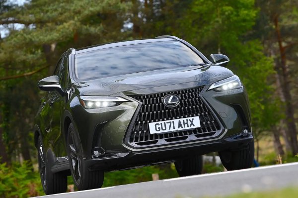 Lexus произвежда SUV и хибридни модели от години, но NX е първият, който се предлага като plug-in хибрид - NX 450h PHEV. И той определено си заслужава, тъй като предлага икономия на гориво. В същото време версията 350h без Plug-in е значително по-евтина за закупуване и все още е много ефективна.

И двете версии предлагат изискано возене, особено с по-малки колела, а позицията на шофиране е подходяща за повечето хора. 
