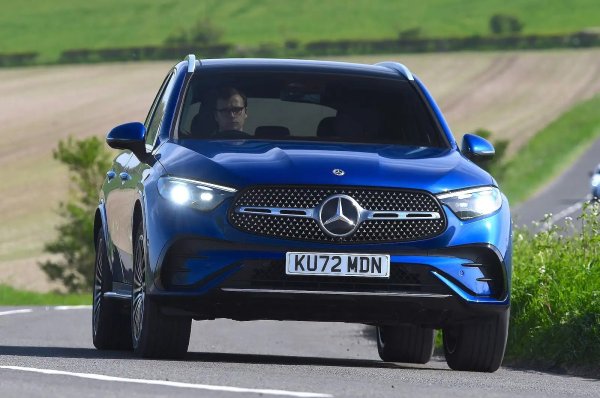 Още един силен представител в класа на семейните SUV, като това се отнася за Plug-in хибридната версия, обозначена с 300e, която е особено впечатляваща, особено за шофьорите с кратки пътувания до училище или работа. Това е така, защото тя изминава до 80 км само на електричество.

GLC има просторен и привличащ вниманието интериор с множество вградени технологии, което е голяма крачка напред от здравия, но скучен вид на някои модели, ориентирани към семейството. 
