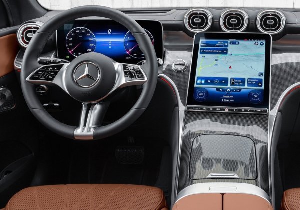 Версията AMG Line Premium дори включва специално стъкло, което ви изолира от топлина и шум &ndash; добре дошла функция, ако имате младо семейство и пътувате много на дълги разстояния. 

В същото време PHEV 300e има малко по-малък багажник от обикновените модели, задвижвани с бензин. Но пък предлага повече пространство, отколкото Audi Q5 или BMW X3.
