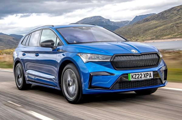 С начална цена около 45 000 евро, Skoda Enyaq е сред най-евтините семейни електрически SUV в продажба. И все пак въпреки това, той все още е превъзходно универсално устройство &ndash; и неговите функции &bdquo;Simply Clever&ldquo; като отделение във вратата на шофьора за съхранение на чадър, двойни джобове на седалките, сгъваеми маси и безброй отделения за съхранение правят семейния живот много по-лесен.
Интериорът е красив и контролите са добре разположени. И което е важно за семеен SUV, се усеща по-високо качество от по-скъпия Ford Mustang Mach-E. Позицията на водача е страхотна &ndash; не е висока като Range Rover, но по-висока от Kia EV6, а седалките са удобни за повечето шофьори.
