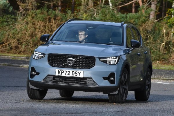 В много отношения Volvo XC40 представлява страхотен семеен SUV. Той съчетава практичността, стила и, разбира се, характеристиките за безопасност, с които Volvo е прочут по целия свят. В същото време има компактни размери, което го прави чудесен за движение в града.

Дори базовият вариант (B3) с 2,0-литров бензин има достатъчно мощност, съчетана с нисък разход на гориво. Шофиране е спокойно и комфортно, с изключителна возия и плавна автоматична скоростна кутия.
