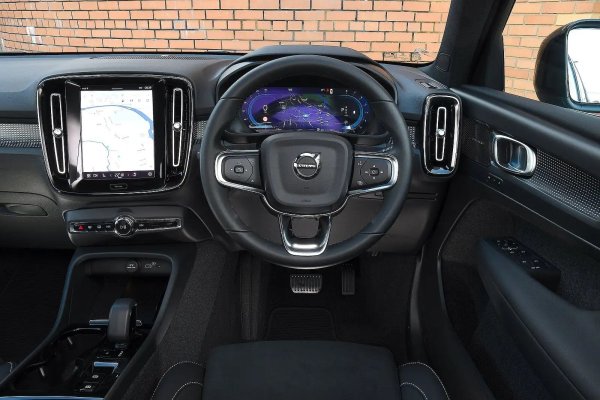 XC40 се предлага с добро оборудвано като стандарт, но е по-добре да се избере версията Plus, която добавя отопляеми предни и задни седалки, отопляем волан и амбиентно вътрешно осветление. 

Моделът получи 5 звезди в краш-тестовете на Euro NCAP, идвайки с цялостен набор от функции за безопасност, включително система за автоматично аварийно спиране (AEB), която може да разпознава автомобили, велосипедисти, пешеходци и дори животни.
