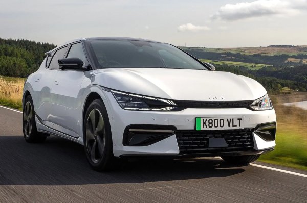 Този модел е доказателство, че семейните SUV могат да бъдат красиви, просторни, добри за шофиране и за изминаване на дълги разстояния. Kia EV6 споделя основата си с Genesis GV60 и Hyundai Ioniq 5, но именно я е най-забавната за шофиране от триото. И все пак окачването е по-твърдо от Hyundai, което може да не се хареса на някои потребителители.

Електрическият SUV е страхотен за шофиране, возията е здрава, без да причинява неудобство, и и в зависимост от версията може да се избира между производителност и пробег с едно зареждане на батерията.
