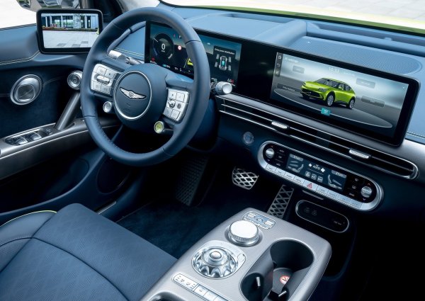 Интериорът на GV60 е най-луксозният от триото и е украсен с разумна комбинация от физически и сензорни контроли, което го прави много лесен за живеене. Въпреки че е по-къс от събратята си, GV60 успява да бъде практичен, а съотношението цена/качество, което базовият автомобил представлява, го прави най-добрият универсален електрически семеен SUV.
