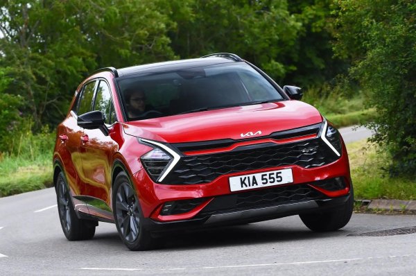 Kia Sportage е най-точното определение за добър семеен SUV. И това го прави най-добрата кола в класа. Sportage изглежда солидно изграден и лъскав там, където има значение, докато всички версии имат издигната позиция за шофиране, за да осигурят страхотен изглед на пътя.Б

Що се отнася до пространството, пътници от всички възрасти и размери могат да се настанят удобно на предните и задните седалки, плюс това багажникът е огромен. Можете също така да сгънете задните седалки в полезна конфигурация 40/20/40, което е нещо, което нито Nissan Qashqai, нито Volvo XC40 могат да направят.
