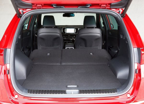 Твърдо и не много издръжливо окачване. Боята е податлива на отчупвания и драскотини. Просветът е малък за кросоувър - 182 мм. По праговете се трупа много мръсотия. Багажникът не е сред рекордьорите в класа - 491 литра по заводски данни. 