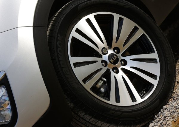 При внимателно каране до 80 000-100 хиляди км всичко е наред. Понякога кормилната рейка започва да &bdquo;чука&ldquo; на 50 000-60 000 км, като това се дължи на износена втулка на амортисьора. Може да се стигне до замяна.

Има много въпроси относно ресурса на предните спирачни накладки и дискове - понякога нте се износват още на 10 000-20 000 км. 