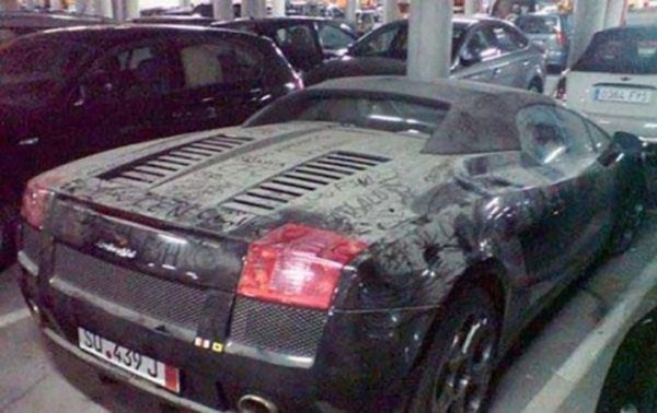 Изоставени по улиците на Дубай автомобили 