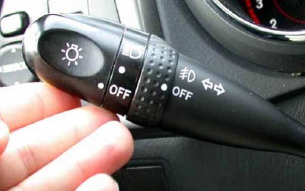 Включването на пътепоказателите преди завиване или смяна на лентата е не само учтивост на пътя, но и изискване на правилата за движение. Шофьорите, които не смятат за нужно да предупреждават другите за намеренията си, усложняват значително обстановката на пътя. Според статистиката десетки хиляди катастрофи стават именно заради невключване на мигачи.Затова не забравяйте за правилата за движение. Винаги обмисляйте действията си предварително, за да имате време да включите сигнала за смяна на посоката, преди да изпреварите или смените лентата.