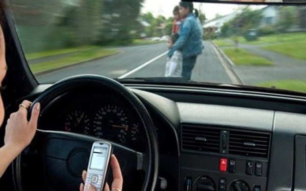 Според статистиката това е втората причина за инциденти. Всеки диалог по телефона отвлича вниманието от пътя. Водачът трябва да следва не само движението, но и нишката на разговора. Много е трудно да направите това едновременно. Това означава, че вниманието и скоростта на реакция на водача ще намалеят. По-лошо е обаче да четете sms-и и още повече да отговаряте на тях. Едва ли ще повлияете на другите, които правят това, но можете да се опитате вие самите да не допускате подобни грешки. Спрете да използвате мобилния си телефон, докато шофирате.