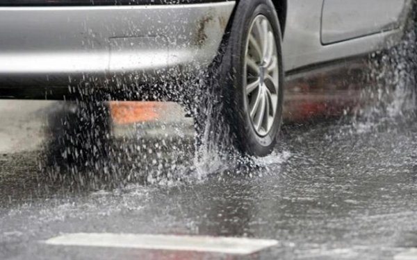 При неблагоприятни условия е трудно да се спазват правилата за движение. За безопасност трябва да намалите скоростта и да увеличите дистанцията. Но има шофьори, които предпочитат да не обръщат внимание на леда или водата по пътя и карат така, сякаш под колелата им има гладък сух асфалт. Дори без да нарушават нищо, те предизвикват естествен страх и раздразнение. В крайна сметка с такъв стил на шофиране те създават риск от злополука, замествайки другите участници в движението. Така че при лошо време намалете скоростта на колата си и стойте далеч от другите коли. 