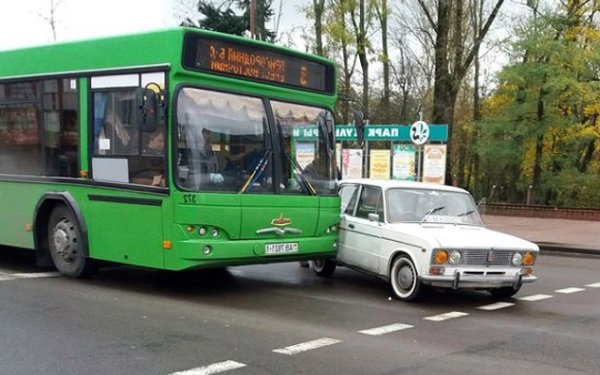 Без значение дали засичането след изпреварване е било умишлено или неумишлено, във всеки случай то е признак не само лошо възпитание. На първо място, това е сериозна заплаха за другите участници в движението. Дори и да не се случи произшествие, засеченият шофьор може да бъде ядосан дълго време от случилото се. Така че преди да направите маневра, винаги проверявайте разстоянието в огледалото и особено внимателно - "слепите" зони. Нарушаването на правилата може да струва скъпо на вас и хората около вас.