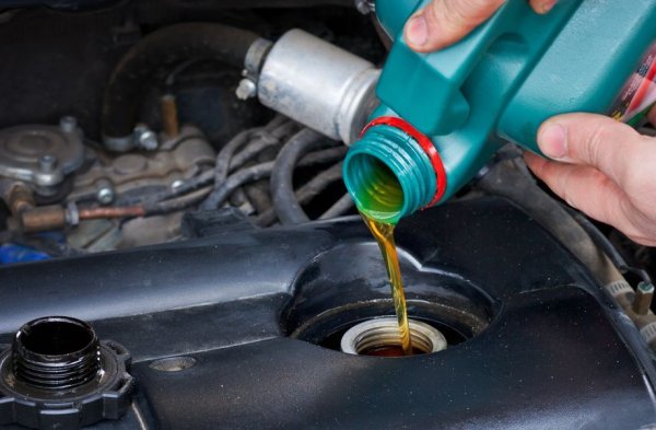 Проверете внимателно автомобила. Поглед под капака показва кога е извършена последната смяна на масло. Обикновено някъде из моторния отсек виси бележка кога и на какъв пробег е налято новото масло. Тези данни трябва да съвпадат с останалите документи.
