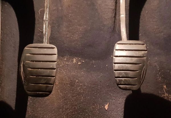 В салона също може да има следи. Износването може да ви подскаже дали километражът е реалистичен. При интензивно и продължително използване на седалките, волана или скоростния лост, по тях остават много следи. Педалите също показват дали автомобилът е каран много. Според данни на Auto Club Europa (ACE) подобни следи се появяват след пробег от поне 120 хиляди километра, но не и преди това.
Все пак имайте едно наум: и топката на скоростния лост, и педалите лесно могат да се сменят. 
