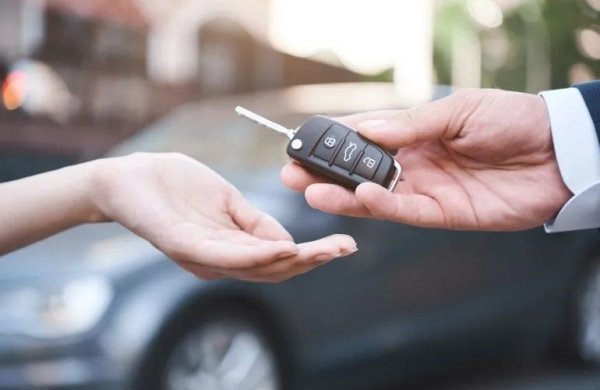 Свържете се с предишните собственици или сервизите, в които автомобилът е обслужван. В някои европейски документи за собственост имената на предишните собственици съществуват. Така може да се информирате за предишния пробег. Заслужава си усилието, особено ако купувате по-скъп и сложен употребяван автомобил. 
