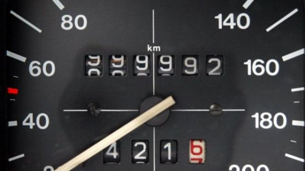 Сервизите в Западна Европа от своя страна съхраняват данни за обслужваните в тях автомобили с години. Ако разполагате с имената или други данни от предишния собственик, автомобилът лесно може да бъде идентифициран, а с него и историята на обслужването и съответните пробези.
