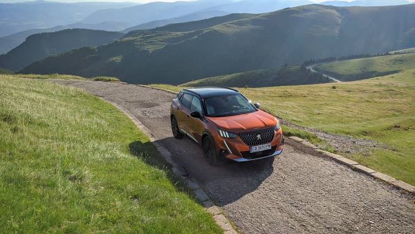 Обновеният тази година малък кросоувър на Peugeot много бързо догонва конкурентите - само през юли са продадени 19 700 бройки, почти двойно повече от същия месец на 2019. 
