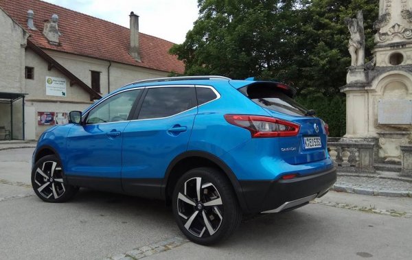 Qashqai, който на практика създаде класа на компактните кросоувъри, си остава главното оръжие на Nissan в Европа - с повече продажби от Micra, Juke и X-trail, взети заедно. Спадът спрямо същия период на миналата година обаче е почти 60 000 автомобила.
