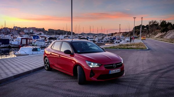 Миналогодишният дебют на новото поколение - първо на платформа на PSA - шокира доста от клиентите на Opel с осезаемо по-високите си цени. Но сега този ефект изглежда преодолян и през последните месеци Corsa се продава със същото темпо като миналото лято. 
