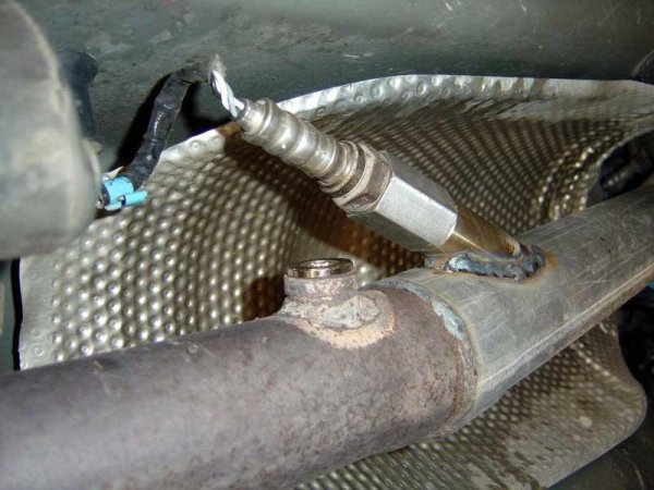 Държавите от ЕС одобряват следните граници за вреднии емисии: азотен оксид – по-малко от 0,10 гр/см, въглероден окис – по-малко от 2,55 гр/км и въглеводороди – по-малко от 0,62 гр/см. Тези стандарти все още могат да бъдат постигнати от двигатели с карбуратор. За намаляване на емисиите са разработени катализатори от ново поколение, а за първи път е въведена система за наблюдение на състава на продуктите, отделяни от отработените газове при двигатели с елекронно впръскване на горивото. Това е „ламда-сонда“, която определя съотношението на количеството гориво и окислителя.