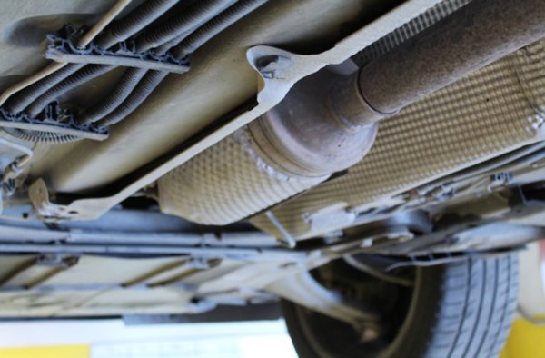 Стандартът Евро 4 повишава изискванията, като емисите на азотен оксид вече трябва да бъдат не повече от 0,08 гр/м, на въглероден окис – 1,0 гр/м, а на въглерод – 0,10 гр/км. Стойностите на саждите са 0,025 грКм, като за за се справят с това, дизелови двигатели трябва да бъдат обоудвани с филтър за твърди частици. 