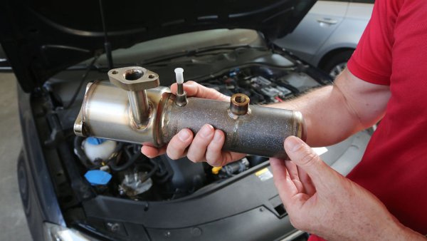 През есента на тази година изискванията стават още по-строги: азотен оксид – не повече от 0,06 гр/см, въглероден окис – 0,1 гр/км и въглеводород – 0,1 гр/км. Емисиите на сажди са намалени до не повече от 0,005 гр/км. На пазара излязоха нови двигатели със сложни системи за впръскване и увеличаване на мощността, което се отрази на тяхната надеждност. От това пострадаха водещи производители, чиито първи агрегати от нов тип се оказаха доста проблеми. 

По-късно инженерите намериха начин да адаптират атмосферните двигатели към стандарт Евро. Това стана с увеличение на компресията и поставянето на по-мощни катализатори, което доведе до поскъпване на агрегатите и съответно на самите автомобили.