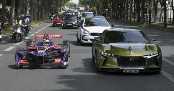 DS е самостоятелна марка от 2015 година, в Китай присъства на пазара от 2012, а за 5 години &ndash; от 2012 до 2017 продажбите й спаднаха от почти 130 000 на по-малко от 53 000.