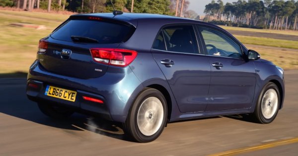 По сайтовете такава кола може да се намери за малко над 10 000 евро с пробег от 40 000 километра и добро ниво на оборудване.

Както и при екстериора, интериорът на Kia Rio изглежда и се усеща най-луксозно в компанията тук. Има елегантен и модерен дизайн плюс изключително солидното качество на изработка. Информационно-развлекателната система е сравнително базова, но поне включва Bluetooth и USB връзка за лесно сдвояване със смартфон. Климатикът също е налице, както и автоматични светлини и мултифункционален волан. 

Широкият диапазон на регулиране на седалките и воланите улеснява удобното настаняване, а задната седалка е най-просторната тук. С 325 литра багажникът е дори по-голям от този на Dacia, а сгъваемата задна седалка в съотношение 60:40 допълнително повишава гъвкавостта. 