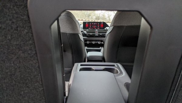 Отворът в задната седалка прави превозването на ски и други дълги предмети доста лесно