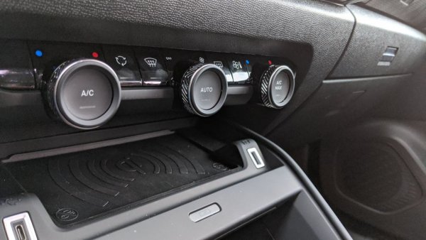 Безжично зарядно устройство и избор между USB 3.0 и USB-c портове