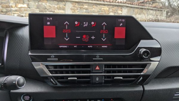 Слава Богу, климатикът може да се управлява и с нормални бутони, а не само от сензорния екран