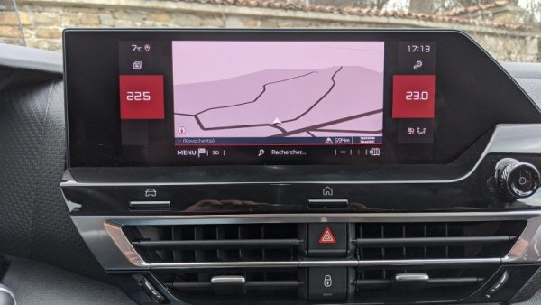 Цветовете на информационната система са приглушени, но четливи дори при ярко слънце