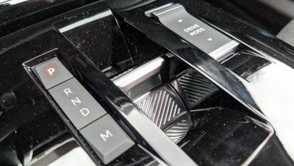 Превключвателят за скоростите доста напомня този в Golf 8