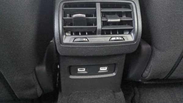 Два USB порта и за пътниците отзад