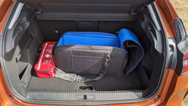 Багажникът побира 380 литра, точно колкото при Golf