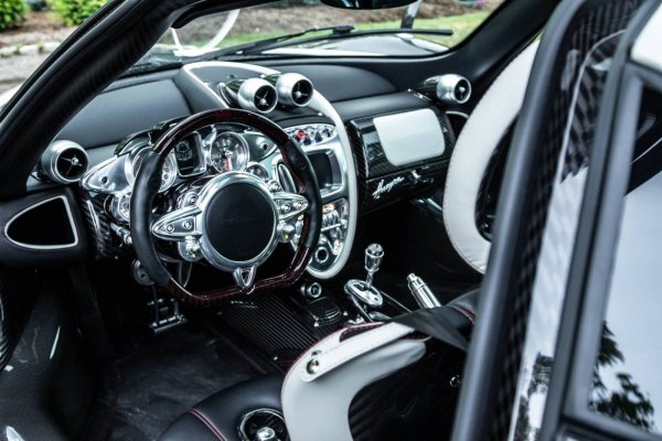 Хорацио Пагани споделя, че Huayra наистина е колекция от идеи, които той иска да опита в по-ранната Zonda, но по времето, когато се проектира първият му суперавтомобил, материалната технология просто не съществува. Когато идва времето на Huayra, разбирането как да превърнете въглеродните влакна, титана и кожата в изкуство, за да накарате Да Винчи да завижда, вече е усвоено.

И ето, по този начин се ражда кабината на един стиймпънк космически кораб в лицето на Huayra. От инструменталните циферблати, фрезовани от тънки като пластини листове титан, до откритата връзка на селектора на скоростите и дори ръчките за регулиране на седалките, това е може би най-изящният инрериор на спортна кола.