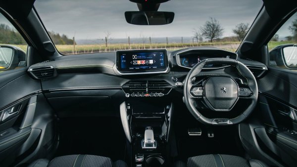 За щастие, не е нужно да придобивате екзотична спортна кола, за да получите красив интериор. Можете просто да се настаните в един френски малък автомобил на разумна цена. И все пак, i-Cockpit на 208 не е за всеки. Малкият волан и високото арматурно табло, към което е добавен и интерактивен екран, може да не се харесат на всеки.

Но заради бунтарския си вид и наличието на по-качествени и скъпи материали спрямо тези, използвани в съперника VW Polo, &nbsp;автомобилът се превръща в нещо специално, което трудно може да се намери в други подобни модели от този клас.