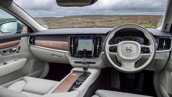 Предпочитате да прекарате задръстване тук, отколкото в (предишното поколение) BMW 5- Series, Audi A6 или Jaguar XF, нали? Именно. Игнорирайте по-строгия дизайн на тапицерията, съчетаващ светли цветове в скандинавски стил. Седалките на Volvo са известни със своята устойчивост и тези на S90 не правят изключение, като стандартното електрическо регулиране не прави проблем да се чувствате удобно.&nbsp;

Високото арматурно табло е доминирано от информационно-развлекателната система. Това, което е останало по отношение на бутоните, е спретнато подредено и приятно за използване.