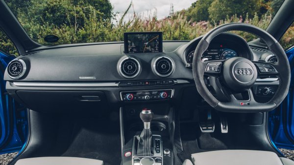 
Не само една от най-добрите кабини, произведени от Audi, но и определено най-добрият автомобилен интериор на XXI век. Колата предлага прибиращ се екран на мултимедийната система, докато традиционният приборен пален с аналогови показатели при новите версии е заменен с виртуален такъв.&nbsp;

Audi има склонност да си играе с минимализма по много стилен и архитектурен начин. При тази кола естетиката на дизайна е ненатрапвичва, но не остава незабелязана от феновете на модерните технологии. Малкият монолитен скоростен лост, заобиколен от лъскава черна пластмаса, е добър пример за това.