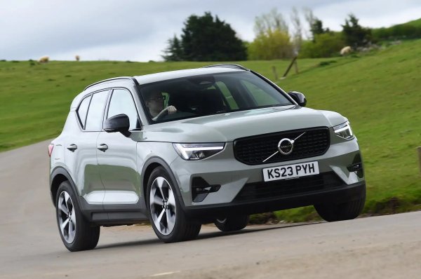 Само 9% от дизеловите модели Volvo XC40 в проучването са имали проблем, в сравнение с 22% от бензиновите модели. Единствените области, които причиняват главоболия на собствениците, са спирачките и системата за сателитна навигация/информационно-развлекателна система. Volvo и неговите дилъри се справят с всякакви проблеми бързо и безплатно. Всички автомобили бяха ремонтирани в гаранция и са излезли от сервиза за по-малко от седмица.
