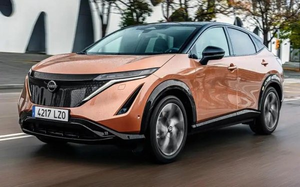 Повреда в задвижващия мотор може да причини късо съединение в Ariya (на снимката), докато едновременното натискане на спирачката и газта на Juke може да доведе до нулиране на хибридната система и предизвикване на спиране. Micra имаше проблем около закрепванията на предпазните колани, докато Leaf страдаше от непреднамереното ускорение след деактивиране на круиз контрола.
