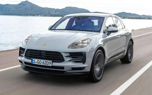 Две изтегляния засегнаха Panamera (неправилно закрепени скоби на задните предпазни колани и възможна корозия на помпата на климатика), докато 911 имаше проблеми с неправилното задействане на страничните въздушни възглавници. Подобно на Panamera, Macan (на снимката) също беше изтеглен заради скобите на задните предпазни колани. И накрая, суперколата Carrera GT влезе в сервизите заради проблем с корозията на компонентите на шасито.
