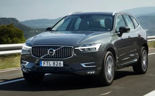 Моделът S60 (2019-2023) имаше три изтегляния около предните въздушни възглавници, маслопровода и спирачния софтуер. XC90 (2015-2023), C40 (2023), V60 Cross Country (2018-2022), S90, V90, V90 Cross Country, XC40 и XC60 (на снимката) също бяха изтеглени за същия проблем със спирачките. XC90 претърпя сервизна акция заради закопчалката на предпазния колан на задната седалка и кормилното управление.
