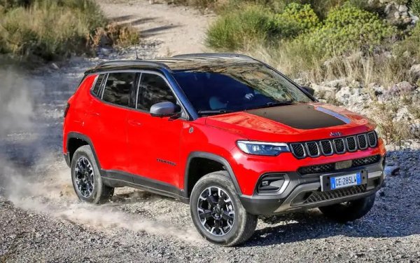 Grand Cherokee (2021-2023) беше изтеглен за проблем около седалките на втория ред, задните винтови пружини и кормилната колона. Compass (2022-2023, на снимката), Cherokee (2015-2016), Gladiator (2021), Grand Wagoneer (2021-2022), Renegade, Wagoneer и Wrangler имат по едно изтегляне, като всички са по различни причини.
